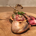 ラチュレ - タルタル絶品。肉が馬のようだけどさらに旨味がある。少量のマヨネーズで和えたのみ。そして鮮度良い為脳のクリーミーさも抜群。