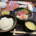 海鮮居酒屋一八 - 暫く待つと注文した刺身定食６５０円の出来上がり、ご飯はかなりボリュームたっぷりな盛り付けですね。
            