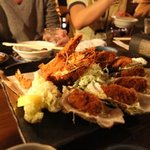 都民酒場魚金 - エビフライと牡蠣フライ