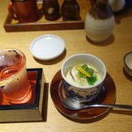 一二三本店 - 鰻入り茶碗蒸し、椎茸と帆立貝柱の香りのマリアージュが素晴らしい。ギッシリ重たい。お酒を土佐鶴純米にする。