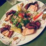 クッチーナ イタリアーナ＆ピッツェリア ズッカ - ３時間飲み放題プラン（５，０００円）の『埼玉産岸さん豚ロースの塩麴でマリネした香草グリル＆北海道サロベツ産熟成エゾジカのタリアータ バルサミコソース』写真は４人前２０１６年１２月 