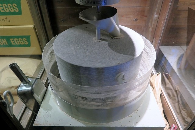 荞麦 冷麦 嵯峨谷 - 电动石臼がグルグル回る