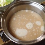 阿部牛肉加工 - 和牛のもつ鍋；最初にスープ全量を鍋に入れて沸かせます(以下，調理手順略 ^^;)ゞ @2017/01/07