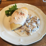 シェ クープル - 大阪は北極星があるから評価厳しいよ！と臨んだが、これ本当にトロトロオムレツ載ってて崩して食べるのね（＾∇＾）この鶏ときのこのクリーム煮込み、余り濃くない味で、トロトロオムレツとのマッチング良し