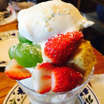 シェ クープル - 冬に シャインマスカットといちごのパフェ 
果実 は見せかけでなくたっぷり入って、果実味たっぷりの味わいです╰(*´︶`*)╯♡