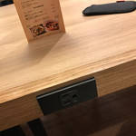 エクセルシオールカフェ - 2017/01 電源コンセント完備のテーブルが用意されている…。でも、スターバックスのように Free Wi-Fi サービスは完備されていないようだ