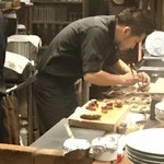 京松蘭はなれ - 店内　盛付けているオーナー