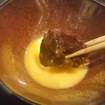 京松蘭はなれ - ２時間半煮込んだホホ肉　すき焼き風　五島列島産の烏骨鶏の卵で食べます