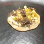 オルグイユ - そば粉のタルト・フランベ（トピナンブールと黒トリュフ）