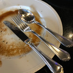 シャカシャカ - 食べた後。お皿が大きく重い。カラトリーもこのほかにスープ用のスプーンが別にありました。