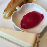 レストラン エピファニー - デザート盛り合わせ  王冠が入っていた人は本日の王様♡