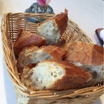 レストラン エピファニー - ほかほか温かいバゲット、美味しい！