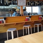 のり平 - カウンターとテーブルと座敷もあります