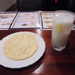 Asian Dining NAMASTE HIMAL - 「ラッシーサワー」（350円）とサービスのパパド