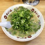 Tenkaip pin - こってりラーメンにネギ大盛り。