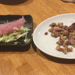Toribayashi - 鳥刺は醤油じゃなくてポン酢の方が美味いと思う。鶏皮はみじん切りで焼豚タレで美味しく無い。もっと大きくて串に刺してパリパリの方が美味い