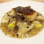 ラ・トラース - 4】魚：ヒラスズキ 大和太ネギ 黒トリュフ(2016.12月)