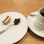 ラ・トラース - 8】コーヒー。小菓子は菊芋のガトーショコラ、マンジャリンショコラのダッグワーズ(2016.12月)