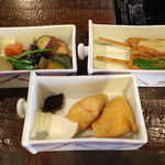 そば繁 - 炊き合わせ、おいなりさん２個とお漬物、田楽？