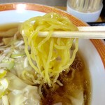 Tsukemenya Tantan - 醤油ワンタンメン　麺アップ
