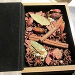 イレテテュヌフワ - 大きな本にはクッキー