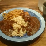 もうやんカレー - 左ポークカレー、右スパイシービーフカレー、焼きうどん、タンドリーチキン。