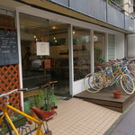 トウキョウバイク ショップ - 整然と並ぶ自転車が美しいカフェ1