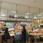 BREAD HOUSE - お店はレガネット飯倉の一階にあります。
