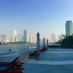 Ramada Plaza Bangkok Menam Riverside - リバーサイドには、高層マンションや大型ホテルが林立してる。