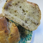 BREAD HOUSE - 生地にクルミ、サツマイモと言った秋の味覚をたっぷり練りこんだ重みのあるパンです。
                      
                      
