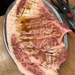 Oosaka Yakiniku Horumon Futago - 黒毛和牛のはみ出るカルビ(要予約)1680円