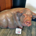 とんとん農場レストラン - 建物内にも豚のフィギュアが多数飾られています