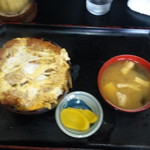 キッチンあべ - エビフライ丼（みそ汁・漬物）