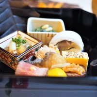 山玄茶 - 八寸　近江牛ローストビーフ　スズキ南蛮漬け　玉子焼きカステラ　粟麩煮っ転がし 雲丹　栗甘煮　助子　サバの蕪小袖寿司　ほうれん草と大徳寺麩胡麻和え