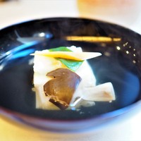 山玄茶 - お椀　丸仕立て　蟹真丈　大黒しめじ　餅
