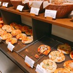パンやきどころ RIKI - 惣菜パンなどがたくさん並んでいます。（2017.1 byジプシーくん）