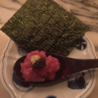 尾崎幸隆 - キャビアをのせた大間産鮪の海苔巻