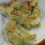 岐阜屋 - 餃子同士がくっつき過ぎてて剥がしたら皮が破れ、中身が出て来てコンニチハ！