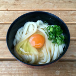 須崎食料品店 - 温かいうどん＋生玉子
