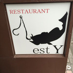 estY - 釣魚をモチーフにした店のロゴ
