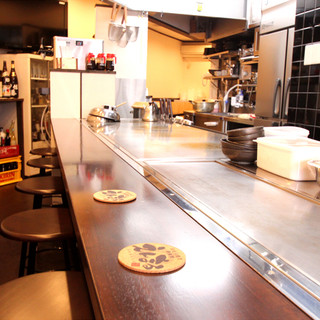 カウンターもテーブルも鉄板付