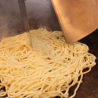 お好み焼き専用生麺をオーダー毎に茹で上げます