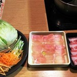 Shabushabu Onyasai - 野菜盛り＆鶏肉＆豚肉