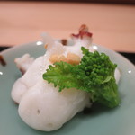 炭火割烹 いふき - 活き蛸の炙り 松の実添えアップ