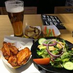 Buffalo Wild Wings - 料理写真:Wing Salad Potato Beer
