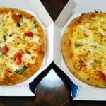 ドミノ・ピザ - 料理写真:「スペシャル・シーフード(ホワイトソース)M」 ¥2,550(税抜)(左)と「蟹たっぷりグラタンピザM」¥ 2,650(税抜)(右)