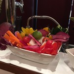 ディーレストラン - 色鮮やかな野菜がたっぷり盛付けられたバスケット