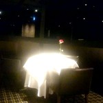 リストランテ･ヒロ  - 照明を落とした店内、白いクロスと一輪の薔薇