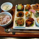 「veg.デリプレート」スタッフお任せデリ9種で1,350円（税別）