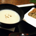 手打ち蕎麦とフレンチの やな木 - 里芋のポタージュ 黒七味の香り、北海道小麦の雑穀と黒オリーブの自家製フィセル